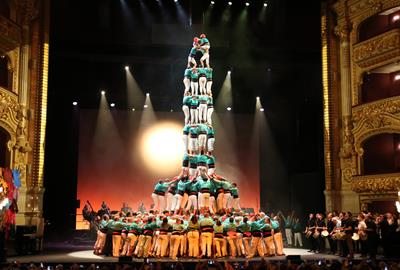 Els Castellers de Vilafranca omplen el Liceu per celebrar els 75 anys de l’agrupació. ACN