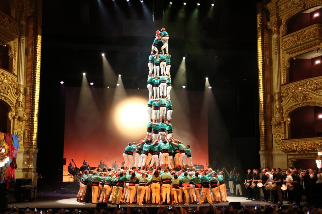 Els Castellers de Vilafranca omplen el Liceu per celebrar els 75 anys de l’agrupació. ACN