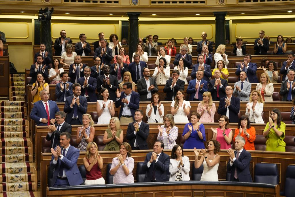 Els diputats del Congrés aplaudint . ACN / Javier Barbancho