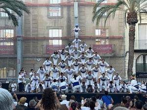 Els Falcons de Vilanova afegeixen dificultat a les figures durant la Trobada de balls populars. Falcons de Vilanova