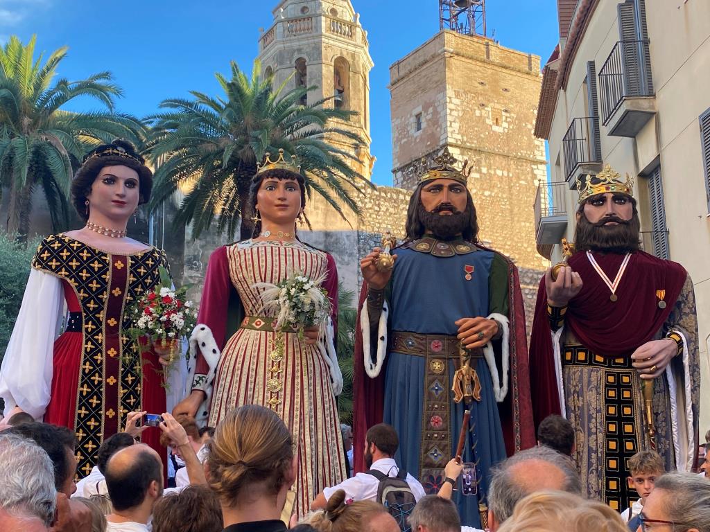 Els Gegants Vells animen la ciutadania a acompanyar-los a la Trinitat, diumenge . Ajuntament de Sitges