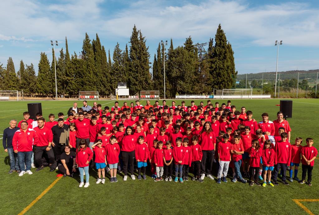 Els jugadors de la Base, els jugadors del primer equip, tècnics i directius del Club. Eix