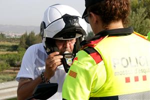 Els Mossos faran un miler de controls de trànsit per garantir la seguretat a la carretera durant el pont del 15 d'agost. ACN