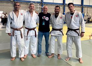 Els quatre judoques de l’escola de Judo Vilafranca-Vilanova amb el seu entrenador. Eix