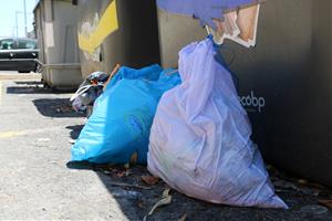 Els treballadors de la recollida d’escombraries a Calafell, en vaga per Setmana Santa. ACN