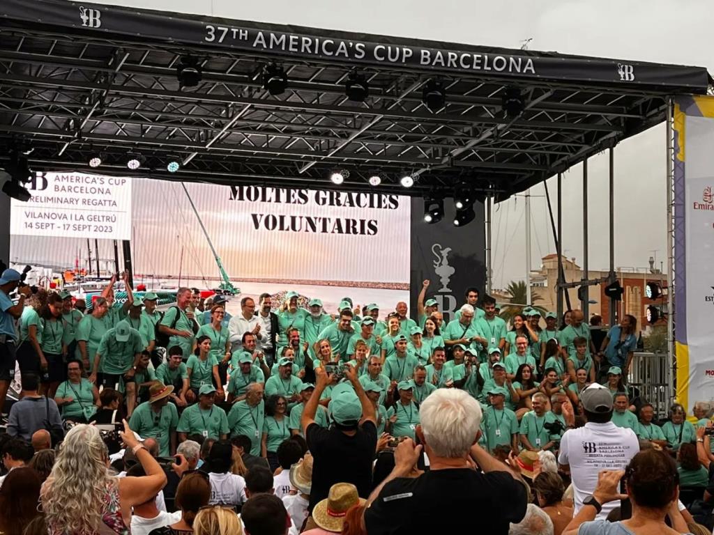 Els voluntaris de la Copa Amèrica, a la cloenda de l'esdeveniment esportiva. Ajuntament de Vilanova