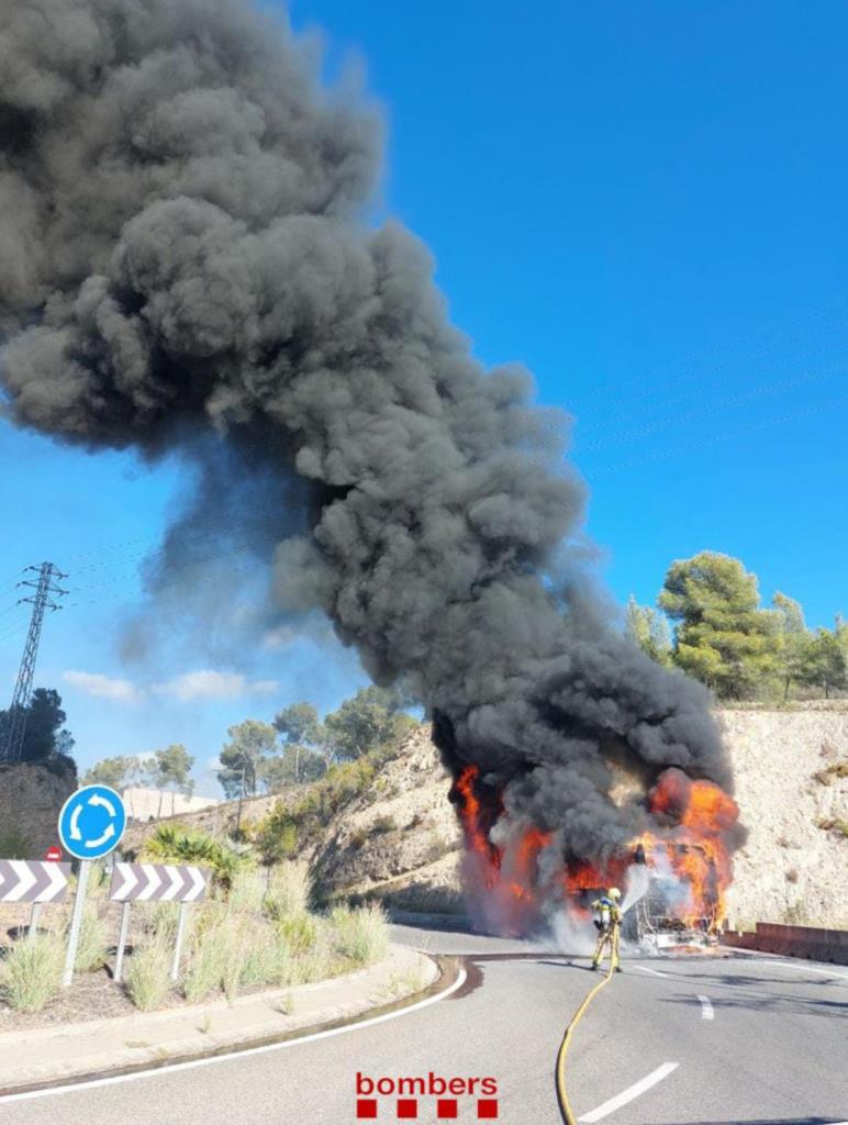 Ensurt al Vendrell, on ha cremat totalment un autocar a prop de l'hospital. Bombers