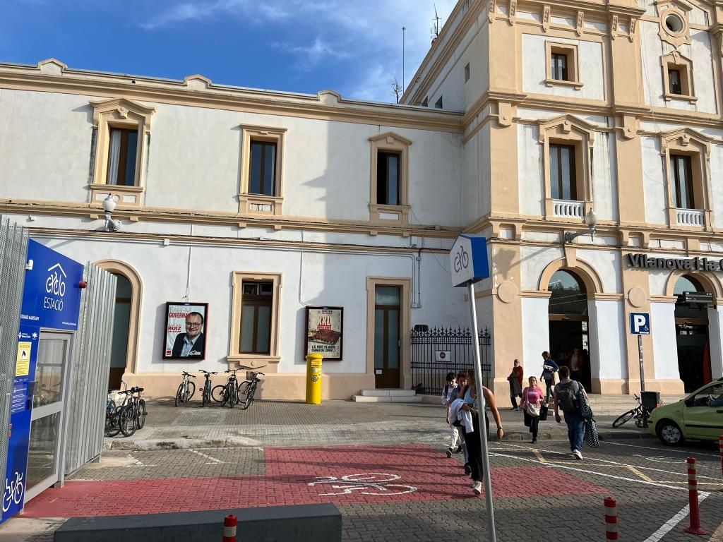 ERC de Vilanova acusa Renfe de vetar-li els cartells electorals l'estació de trens. ERC
