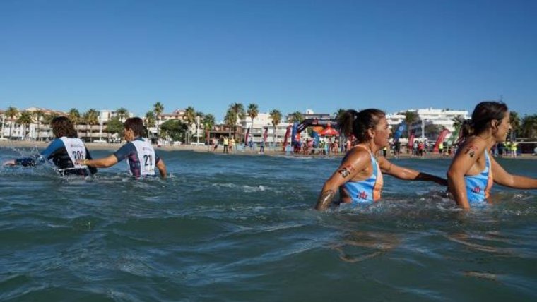 Es posen en marxa les classes de Marxa Aquàtica, una nova modalitat per practicar a la platja de Vilanova. Ajuntament de Vilanova