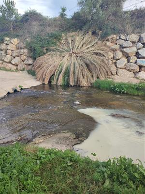 Es trenca el col·lector d'aigües residuals al torrent del Lluc, al Vendrell. CC Baix Penedès