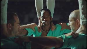 Escenes del videoclip de 'Sirens', on es pot veure Travis Scott vestit de casteller de Vilafranca.