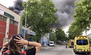 Espectacular incendi en una nau del polígon Masia Notari de Vilanova. Eix