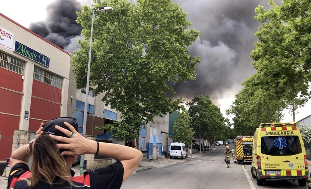 Espectacular incendi en una nau del polígon Masia Notari de Vilanova. Eix