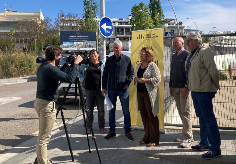 Esquerra de Sitges proposa cobrir les pistes de l’Escola Miquel Utrillo per guanyar un espai polivalent. ERC