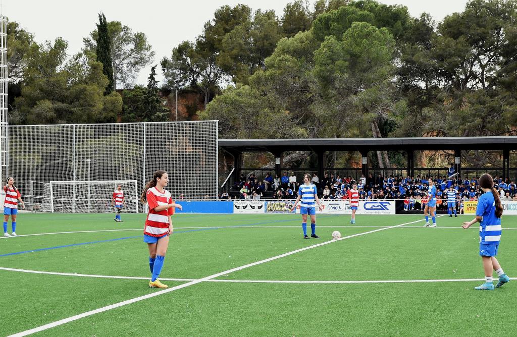 Exhibició de futbol femení per l'estrena de la nova gespa del camp de futbol de Ribes. Eix