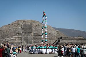 Exhibició dels Castellers de Vilafranca davant les piràmides mexicanes de Teotihuacan. ACN
