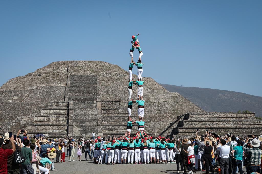 Exhibició dels Castellers de Vilafranca davant les piràmides mexicanes de Teotihuacan. ACN