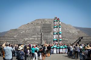 Exhibició dels Castellers de Vilafranca davant les piràmides mexicanes de Teotihuacan