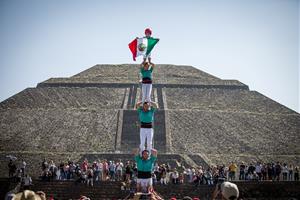 Exhibició dels Castellers de Vilafranca davant les piràmides mexicanes de Teotihuacan