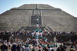 Exhibició dels Castellers de Vilafranca davant les piràmides mexicanes de Teotihuacan