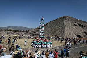 Exhibició dels Castellers de Vilafranca davant les piràmides mexicanes de Teotihuacan