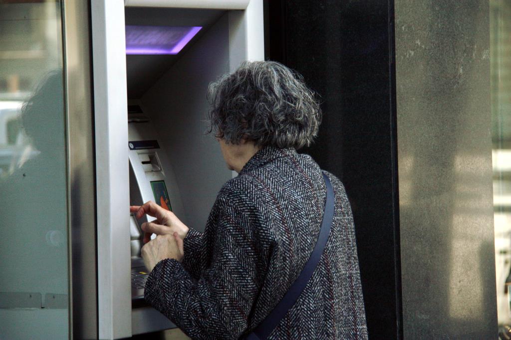 Imatge d'arxiu d'una persona utilitzant un caixer automàtic. ACN / Alèxia Vila