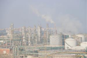 Imatge de la refineria del polígon nord de Tarragona que inclou les instal·lacions de la petroliera Repsol  . ACN