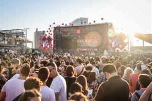 Imatge del festival Cruïlla amb una multitud durant el concert de Juan Luís Guerra . ACN