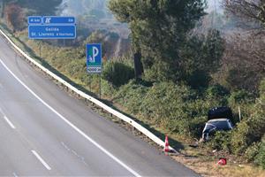 Imatge d'un vehicle accidentat i abandonat al voral de l'AP-7 a l'alçada de Gelida i poc després de l'antic peatge de Martorell. ACN