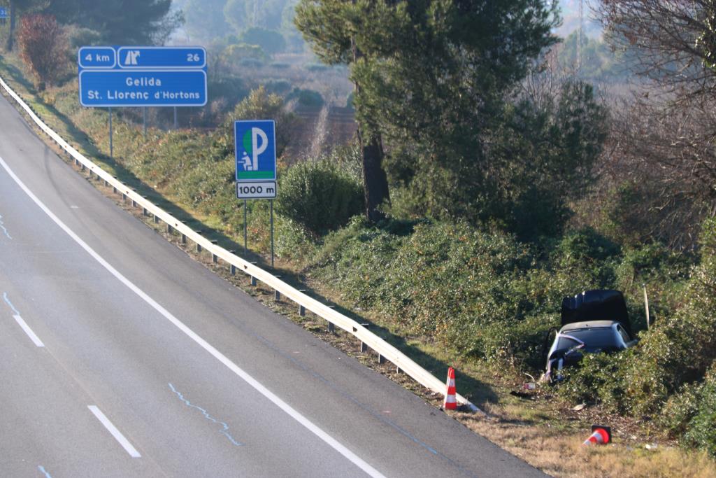 Imatge d'un vehicle accidentat i abandonat al voral de l'AP-7 a l'alçada de Gelida i poc després de l'antic peatge de Martorell. ACN