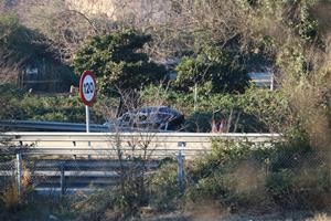 Imatge d'un vehicle accidentat i abandonat al voral de l'AP-7 a l'alçada de Gelida i poc després de l'antic peatge de Martorell