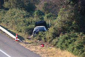 Imatge d'un vehicle accidentat i abandonat al voral de l'AP-7 a l'alçada de Gelida i poc després de l'antic peatge de Martorell