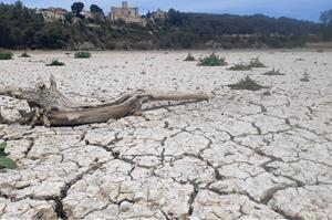 Imatges del pantà del Foix, sota els efectes de la sequera. EIX