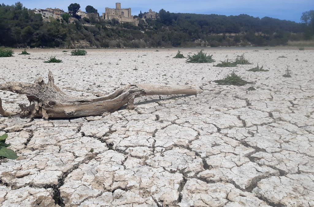 Imatges del pantà del Foix, sota els efectes de la sequera. EIX