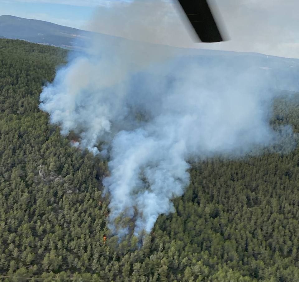 Incendi forestal al Baix Penedès, a la Serra de la Torre. Bombers