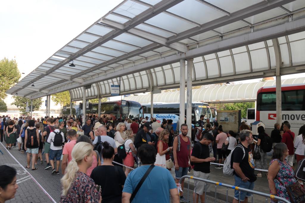 Indignació entre els usuaris afectats pel descarrilament del tren a Sitges. ACN
