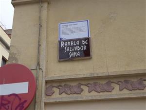 Instal·len a la rambla Salvador Samà de Vilanova plaques per explicar la seva relació amb l'esclavisme. Ajuntament de Vilanova