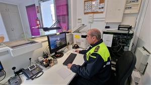 Instal·len panells de vidre antibales a la recepció de la policia de l'Arboç. Ajuntament de l'Arboç