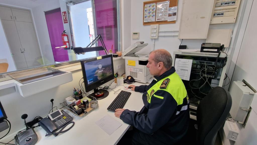 Instal·len panells de vidre antibales a la recepció de la policia de l'Arboç. Ajuntament de l'Arboç