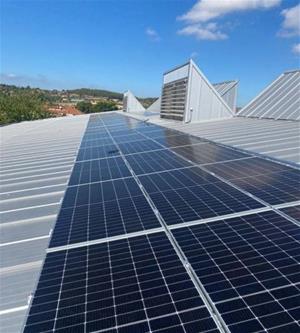 Instal·len plaques fotovoltaiques a la coberta del pavelló de l'Ateneu de Sant Sadurní. Ajt Sant Sadurní d'Anoia