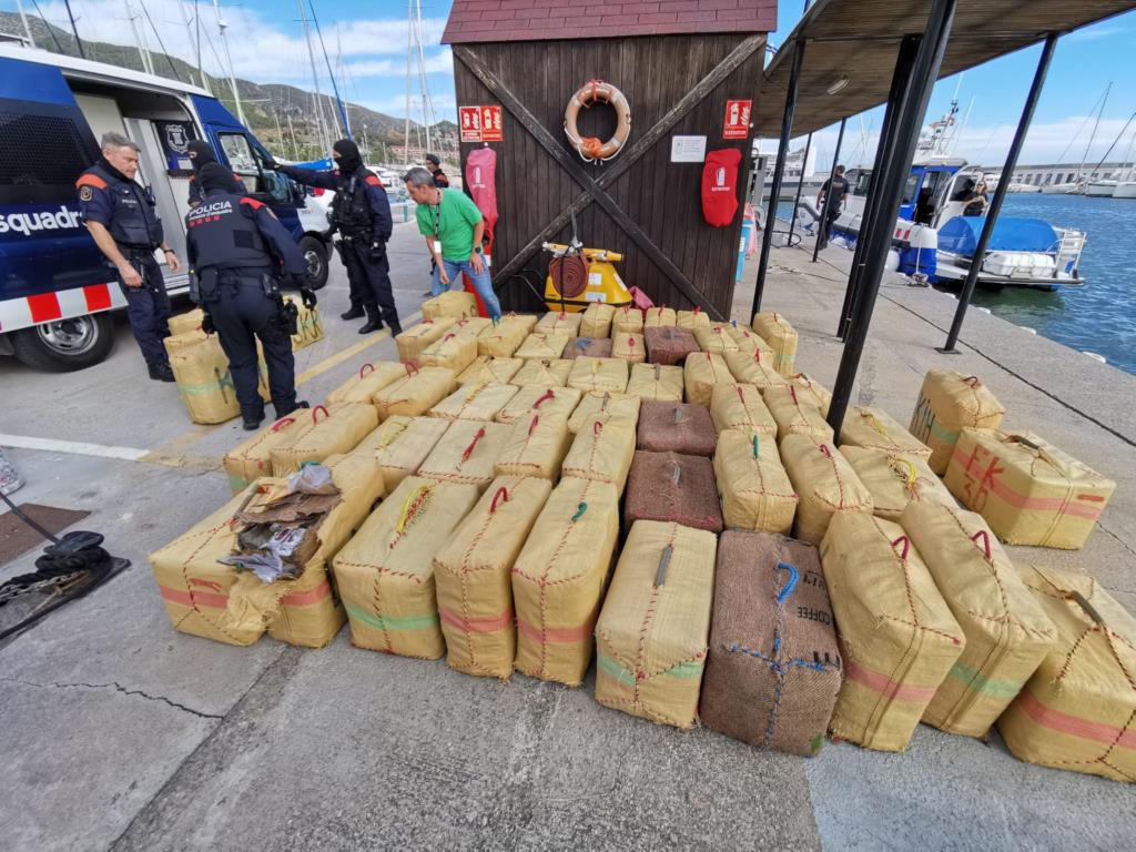 Intercepten una embarcació carregada amb 2.170 kg d'haixix a Sitges. Mossos d'Esquadra