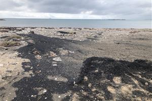 Investiguen vessaments de granulat de cautxú a la sorra de la platja de Cubelles. ACN