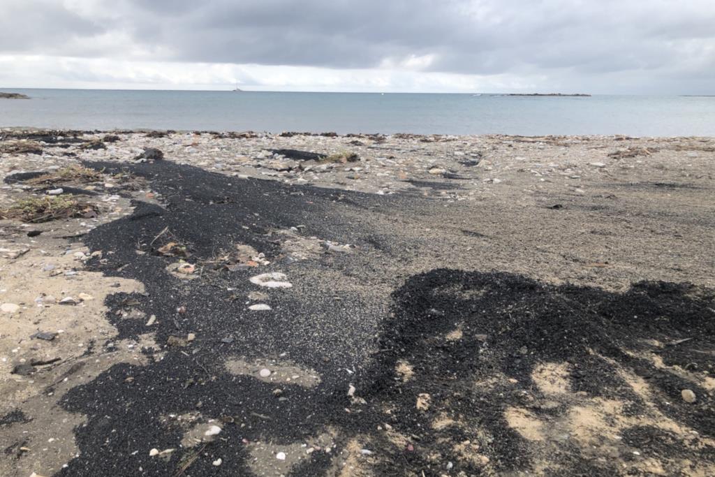 Investiguen vessaments de granulat de cautxú a la sorra de la platja de Cubelles. ACN