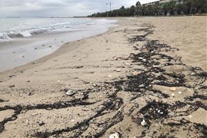 Investiguen vessaments de granulat de cautxú a la sorra de la platja de Cubelles