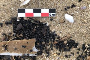 Investiguen vessaments de granulat de cautxú a la sorra de la platja de Cubelles