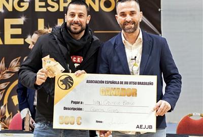Ivan Castillo recollint el premi. Eix