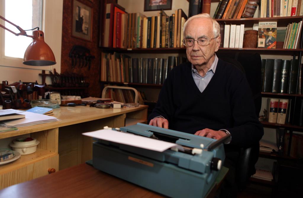Josep Maria Espinàs amb la seva vella Olivetti al despatx de casa seva. ACN / Cortina P.