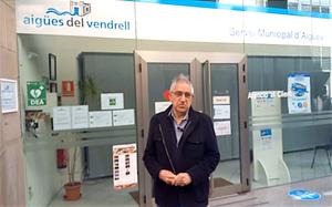 Josep Maria Llasat a la porta de la companyia d’Aigües del Vendrell SA. Eix