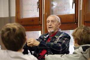 Josep Vallverdú conversant amb alumnes de l'Escola Alba de Corbins  . ACN / Oriol Bosch