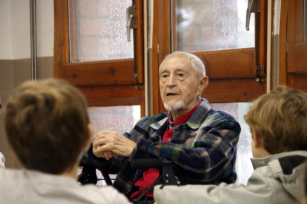 Josep Vallverdú conversant amb alumnes de l'Escola Alba de Corbins  . ACN / Oriol Bosch